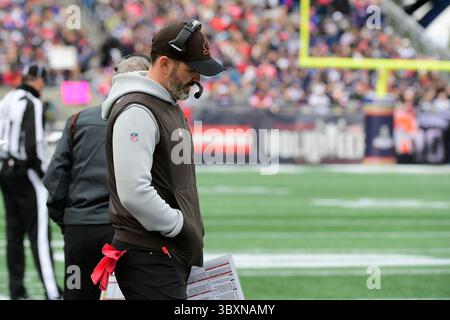 14 novembre 2021 : Kevin Stefanski, entraîneur-chef des Browns de Cleveland, sur la touche lors du match de football NFL entre les Browns de Cleveland et les Patriots de la Nouvelle-Angleterre au Gillette Stadium, à Foxborough, Massachusetts. Les Patriotes battent les Browns 45-7. Eric Canha/CSM(image de crédit : &copy ; Eric Canha/CSM via ZUMA Wire) Banque D'Images