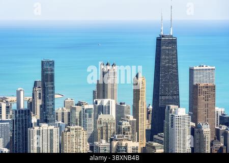 Chicago, États-Unis - 14 avril 2025 : une vue aérienne de la skyline de Chicago présente des gratte-ciel emblématiques contre un lac turquoise serein, mettant en valeur le c Banque D'Images