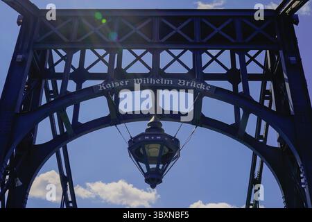 Pont métallique historique sur le canal EMS-Jade par temps ensoleillé avec ciel bleu et nuages, pont Kaiser-Wilhelm en 26382 Wilhelmshaven, Allemagne Banque D'Images