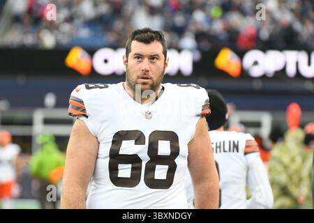 14 novembre 2021 : Michael Dunn (68 ans), garde des Browns de Cleveland, sur la ligne de touche lors du match de football NFL entre les Browns de Cleveland et les Patriots de la Nouvelle-Angleterre au Gillette Stadium, à Foxborough, Massachusetts. Les Patriotes battent les Browns 45-7. Eric Canha/CSM(image de crédit : &copy ; Eric Canha/CSM via ZUMA Wire) Banque D'Images