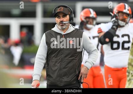 14 novembre 2021 : Kevin Stefanski, entraîneur-chef des Browns de Cleveland, sur la touche lors du match de football NFL entre les Browns de Cleveland et les Patriots de la Nouvelle-Angleterre au Gillette Stadium, à Foxborough, Massachusetts. Les Patriotes battent les Browns 45-7. Eric Canha/CSM(image de crédit : &copy ; Eric Canha/CSM via ZUMA Wire) Banque D'Images