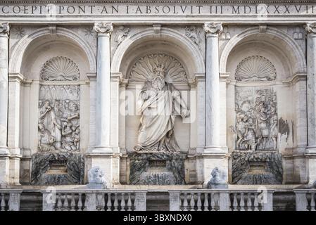 Fontaine publique romaine appelée Fontana dell'Acqua Felice au coeur de la ville de Rome Italie Banque D'Images