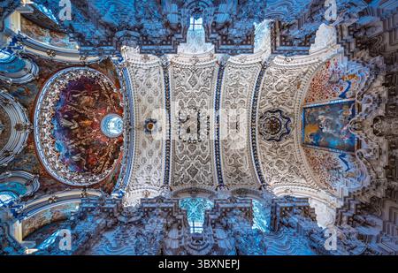 L'art du plafond de l'église paradisiaque est exposé à la Chartreuse de Grenade, présentant des détails complexes et des peintures vibrantes. Construction o Banque D'Images