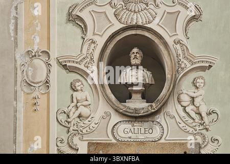 Portrait de sculpture vintage de Galileo Galilei sur une façade d'un ancien bâtiment à Bellinzona, Suisse Banque D'Images
