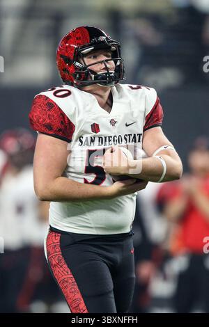 19 novembre 2021 : Ryan Wintermeyer (50 ans), le long vivaneau des Aztecs de San Diego, descend un punts lors du match de football de la NCAA avec les Aztecs de San Diego et les rebelles de l'UNLV au stade Allegiant de Las Vegas, Nevada. Les Aztèques de l'État de San Diego mènent les rebelles de l'UNLV à la mi-temps 21 à 10. Christopher Trim/CSM(image de crédit : &copy ; Christopher Trim/CSM via ZUMA Wire) Banque D'Images