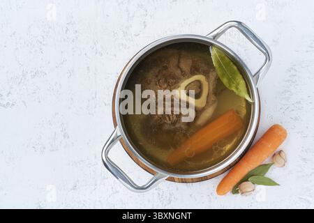 Bouillon Paleo Bone Diet, soupe à la viande de bœuf. Nourriture à faible teneur en glucides, recette de céto. Bouillon riche de lente langueur sur le boeuf et les os, ébullition prolongée. Cuisson longue i Banque D'Images