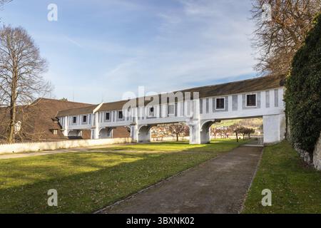 Cesky Krumlov, république tchèque - 04 24 2021 : couloir de liaison, ponts couverts - entre le monastère minorite et les parcs historiques, château ces Banque D'Images