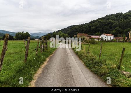 Une vue panoramique capture l'essence de l'Espagne rurale le long de la vallée de la rivière Saja en Cantabrie, mettant en valeur sa beauté naturelle et son charme Banque D'Images