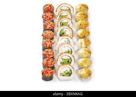 Trois créations de sushi distinctes côte à côte sur fond blanc. Norimaki avec garniture de tobiko rouge épicée, rouleaux Philadelphie au saumon classiques et ur cuit au four Banque D'Images