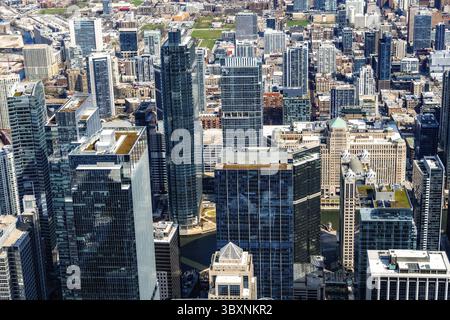 Chicago, États-Unis - 14 avril 2025 : vue aérienne montrant l'impressionnant paysage urbain du centre-ville de Chicago, avec de nombreux gratte-ciel dominant la ligne d'horizon Banque D'Images