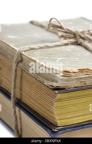 Pile de vieux livres attachés avec une corde isolated on white Banque D'Images