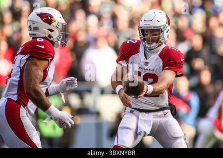 21 novembre 2021 : le quarterback Colt McCoy (12 ans) remet le ballon aux Arizona Cardinals James Conner (6 ans) lors d'un match entre les Arizona Cardinals et les Seattle Seahawks au Lumen Field à Seattle, WA. Sean Brown/CSM(image de crédit : &copy ; Sean Brown/CSM via ZUMA Wire) Banque D'Images