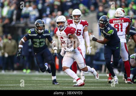 21 novembre 2021 : James Conner (6 ans) court avec le ballon lors d'un match entre les Arizona Cardinals et les Seattle Seahawks au Lumen Field à Seattle. Les Cardinals ont gagné 23-13. Sean Brown/CSM(image de crédit : &copy ; Sean Brown/CSM via ZUMA Wire) Banque D'Images