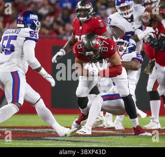 22 novembre 2021, Tampa, FL, US : Tampa Bay Buccaneers Tight End Rob Gronkowski (87) est abattu par le cornerback Julian Love (20) des New York Giants, à droite, alors que le linebacker Reggie Ragland (55) cherche à rejoindre la pièce lors du premier quart lundi 22 novembre 2021, à Tampa, en Floride. (Crédit image : © Dirk Shadd/Tampa Bay Times/TNS via ZUMA Press Wire) Banque D'Images