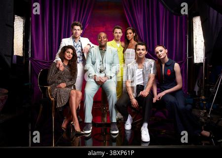 DATE DE SORTIE : 23 novembre 2021 TITRE : Jonas Brothers Family Roast STUDIO : Netflix RÉALISATEUR : Alex Van Wagner INTRIGUE : C'est les Jonas Brothers comme vous ne les avez jamais vus avant, obtenir une torréfaction qu'ils n'oublieront jamais.. EN VEDETTE : Jonas Brothers avec ses épouses et Kenan Thompson. (Crédit image : © Netflix/Entertainment Pictures/ZUMAPRESS.com) Banque D'Images