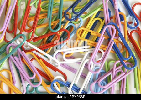 Trombones multicolores sur fond blanc Banque D'Images
