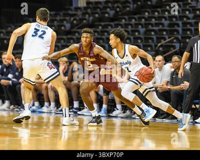 23 novembre 2021 - Daytona Beach, FL, États-Unis : Damani McEntire (5), garde des Wildcats de Bethune-Cookman, défend Darius McGhee (2), garde des Flames de la Liberty lors de la 2e mi-temps de match de basket-ball NCAA entre Bethune Cookman Wildcats et les Flames de la Liberty. Liberty bat Bethune Cookman 59-51 à Ocean Center à Daytona Beach, Floride. Romeo T Guzman/Cal Sport Media(image de crédit : &copy ; Romeo Guzman/CSM via ZUMA Wire) Banque D'Images
