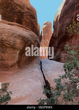 Regardant à travers un canyon de fente sur le Fiery Furnace Trail dans le parc national d'Arches, Moab, Utah, États-Unis Banque D'Images