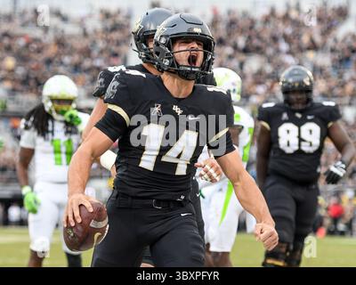 26 novembre 2021 - Orlando, Floride, États-Unis : le quarterback de Floride centrale PARKER NAVARRO (14 ans) réagit après avoir marqué un touchdown lors de la 1ère mi-temps du match de football NCAA entre les Bulls de l'USF et les Knights de l'UCF au Bounce House à Orlando. (Crédit image : © Romeo Guzman/CSM via ZUMA Wire) Banque D'Images