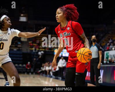 Novembre 27 2021 Berkeley CA, USA L'attaquante Ole Miss Shakira Austin (0) va au panier lors du match de basket féminin de la NCAA entre Ole Miss Rebels et les Golden Bears de Californie. OLE Miss a gagné 64-45 au Hass Pavilion Berkeley Calif. Thurman James / CSM(image de crédit : &copy ; Thurman James/CSM via ZUMA Wire) Banque D'Images