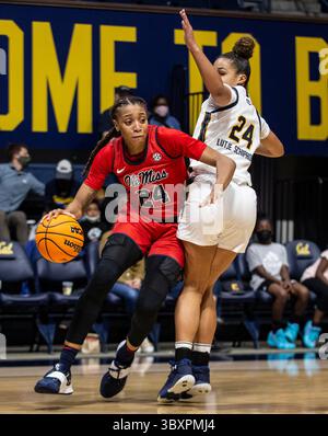 Novembre 27 2021 Berkeley CA, États-Unis L'attaquante Ole Miss Madison Scott (24 ans) va au panier lors du match de basket féminin de la NCAA entre Ole Miss Rebels et les Golden Bears de Californie. OLE Miss a gagné 64-45 au Hass Pavilion Berkeley Calif. Thurman James / CSM(image de crédit : &copy ; Thurman James/CSM via ZUMA Wire) Banque D'Images