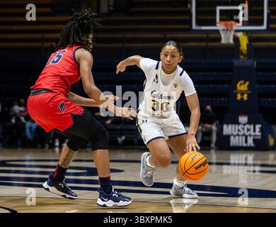 Novembre 27 2021 Berkeley CA, USA la garde californienne Jayda Curry (30 ans) va au panier pendant le match de basket féminin de la NCAA entre Ole Miss Rebels et les Golden Bears de Californie. OLE Miss a gagné 64-45 au Hass Pavilion Berkeley Calif. Thurman James / CSM(image de crédit : &copy ; Thurman James/CSM via ZUMA Wire) Banque D'Images