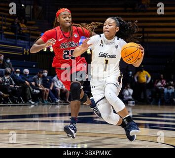Novembre 27 2021 Berkeley CA, USA la garde californienne Leilani McIntosh (1) va au panier lors du match de basket féminin de la NCAA entre Ole Miss Rebels et les Golden Bears de Californie. OLE Miss a gagné 64-45 au Hass Pavilion Berkeley Calif. Thurman James / CSM(image de crédit : &copy ; Thurman James/CSM via ZUMA Wire) Banque D'Images
