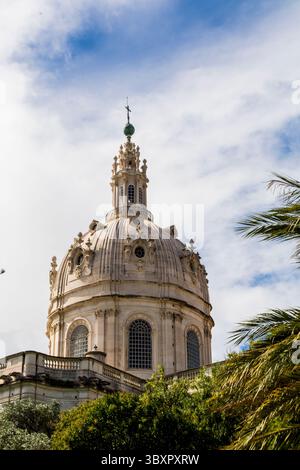 Clochers de la basilique Estrela ou basilique royale et couvent du très Sacré-cœur de Jésus, Lisbonne, Portugal. Banque D'Images