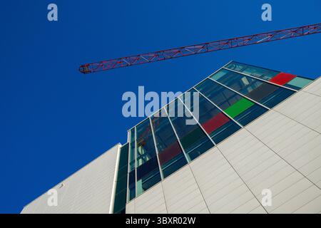 Les fenêtres colorées du campus Emily Carr University of Art & Design à False Creek Flats, Vancouver, C.-B. Une grue de bâtiment atteint dans le ciel. Banque D'Images