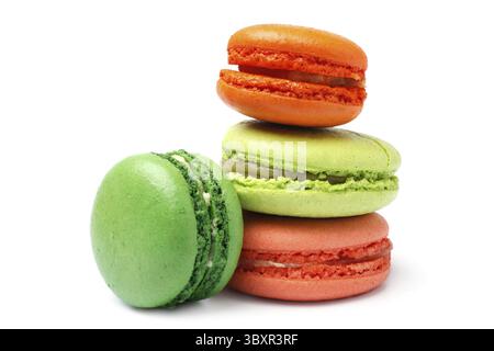 Macarons français colorés sur fond blanc Banque D'Images