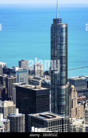 Chicago, États-Unis - 14 avril 2025 : une vue aérienne de l'horizon de Chicago présente divers gratte-ciel et l'emblématique lac Michigan en arrière-plan Banque D'Images