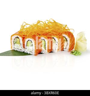 Rouleau de sushi uramaki philadelphia fraîchement préparé, avec saumon, avocat, fromage à la crème et oignons croustillants, servi sur une feuille de bambou Banque D'Images