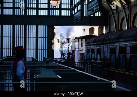 29 novembre 2021, Orlando, Floride, États-Unis : le Poudlard Express entre dans la gare de Universal Studios à Orlando, Floride le 29 novembre 2021. (Crédit image : © Joseph Prezioso/ZUMA Press Wire) Banque D'Images