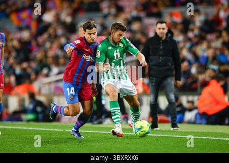 4 décembre 2021, BARCELONE, BARCELONE, ESPAGNE : 14 Philippe Coutinho du FC Barcelone 24 Aitor Rubial du Real Betis Balompie lors du match de Liga entre le FC Barcelone et Betis au stade Camp Nou le 04 décembre 2021 à Barcelone. (Crédit image : © Xavi Bonilla/AFP7 via ZUMA Press Wire) Banque D'Images