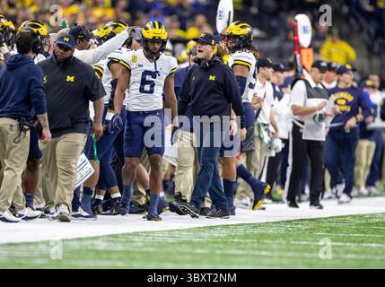 04 décembre 2021 : Jim Harbaugh, entraîneur-chef du Michigan, lors d'un match de football entre les Wolverines du Michigan et les Hawkeyes de l'Iowa au Lucas Oil Stadium à Indianapolis, Indiana. Le Michigan bat l'Iowa 42-3. John Mersits/CSM(image de crédit : &copy ; John Mersits/CSM via ZUMA Wire) Banque D'Images