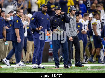 04 décembre 2021 : Jim Harbaugh, entraîneur-chef du Michigan, lors d'un match de football entre les Wolverines du Michigan et les Hawkeyes de l'Iowa au Lucas Oil Stadium à Indianapolis, Indiana. Le Michigan bat l'Iowa 42-3. John Mersits/CSM(image de crédit : &copy ; John Mersits/CSM via ZUMA Wire) Banque D'Images