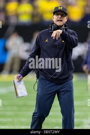 04 décembre 2021 : Jim Harbaugh, entraîneur-chef du Michigan, lors d'un match de football entre les Wolverines du Michigan et les Hawkeyes de l'Iowa au Lucas Oil Stadium à Indianapolis, Indiana. Le Michigan bat l'Iowa 42-3. John Mersits/CSM(image de crédit : &copy ; John Mersits/CSM via ZUMA Wire) Banque D'Images