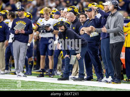 04 décembre 2021 : Jim Harbaugh, entraîneur-chef du Michigan, lors d'un match de football entre les Wolverines du Michigan et les Hawkeyes de l'Iowa au Lucas Oil Stadium à Indianapolis, Indiana. Le Michigan bat l'Iowa 42-3. John Mersits/CSM(image de crédit : &copy ; John Mersits/CSM via ZUMA Wire) Banque D'Images