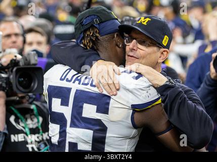04 décembre 2021 : L'entraîneur-chef du Michigan Jim Harbaugh et le linebacker du Michigan David Ojabo (55 ans) s'affrontent après le match de football NCAA entre les Wolverines du Michigan et les Hawkeyes de l'Iowa au Lucas Oil Stadium à Indianapolis, Indiana. Le Michigan bat l'Iowa 42-3. John Mersits/CSM(image de crédit : &copy ; John Mersits/CSM via ZUMA Wire) Banque D'Images