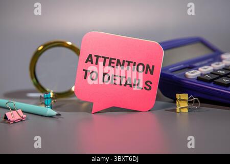 ATTENTION AUX DÉTAILS - mots écrits sur des blocs de bois près des fournitures de bureau Banque D'Images