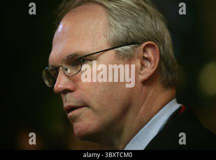31 octobre 2007, PÉKIN, CHINE : le secrétaire d'État adjoint américain Christopher Hill tient une conférence de presse improvisée sur les pourparlers des six partis à son hôtel de Pékin, Chine, le 31 octobre 2007. (Crédit image : © Stephen Shaver/ZUMA Press Wire) Banque D'Images