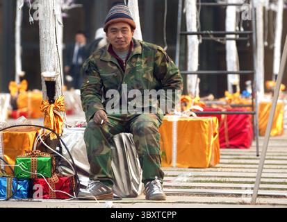 28 novembre 2007, PÉKIN, CHINE : des travailleurs chinois ont installé des décorations de Noël devant des immeubles de bureaux dans le centre-ville de Pékin, Chine, le 28 novembre 2007. La capitale de la Chine est en proie à la fièvre de Noël, alors que de nombreux nouveaux centres commerciaux modernes de Pékin sont ornés de tresses, de chardons, de rubans et de cloches en prévision d'une demande croissante de marchandises et de magasins liés aux vacances. (Crédit image : © Stephen Shaver/ZUMA Press Wire) Banque D'Images