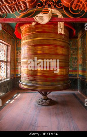 3 avril 2013, Katmandou, Province de Bagmati, Népal : un moulin à prières géant tourne dans le monastère de Guru Lhakhang par le Stupa de Boudhanath à Katmandou, Népal. (Crédit image : © Jon G. Fuller/VW pics via ZUMA Press Wire) Banque D'Images
