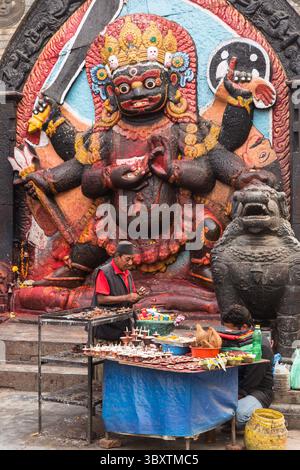 8 avril 2013, Katmandou, Province de Bagmati, Népal : un vendeur vend des offres au sanctuaire hindou du Kala ou Bhairab noir à Durbar Square, Katamandu, Népal. Le Bhairab Noir est l'incarnation destructrice de la divinité hindoue, Seigneur Shiva. (Crédit image : © Jon G. Fuller/VW pics via ZUMA Press Wire) Banque D'Images