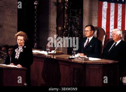 1er juillet 1987, Washington, District de Columbia, États-Unis : le premier ministre britannique MARGARET THATCHER parle au Capitole en 1987. Vice-président GEORGE H.W. BUSH derrière à gauche. (Crédit image : © Brad Markel/ZUMA Press Wire/ZUMAPRESS.com) Banque D'Images