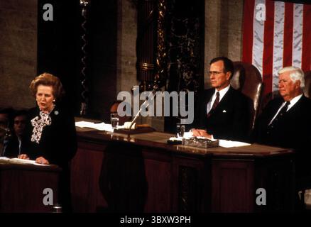 1er juillet 1987, Washington, District de Columbia, États-Unis : le premier ministre britannique MARGARET THATCHER parle au Capitole en 1987. Vice-président GEORGE H.W. BUSH derrière à gauche. (Crédit image : © Brad Markel/ZUMA Press Wire/ZUMAPRESS.com) Banque D'Images