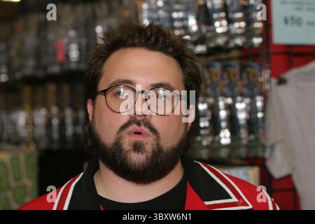 19 février 2005 ; San Francisco, CA, États-Unis ; directeur des greffiers et star de Jay et Silent Bob, KEVIN SMITH, a autographié des photos de fans à la convention de bande dessinée WonderCon tenue au Moscone Convention Center. (Crédit image : © Dane Andrew/ZUMA Press Wire) Banque D'Images