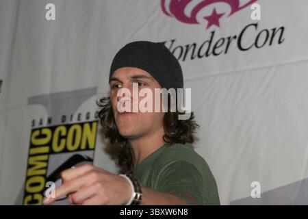 19 février 2005 ; San Francisco, CA, États-Unis ; Star of Clerks et star de Jay et Silent Bob, JASON MEWES, a autographié des photos de fans à la convention de bande dessinée WonderCon tenue au Moscone Convention Center. (Crédit image : © Dane Andrew/ZUMA Press Wire) Banque D'Images