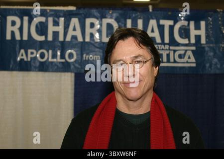 19 février 2005 ; San Francisco, CA, États-Unis ; RICHARD HATCH, qui a joué Apollo dans le Battlestar Galactica original, a autographié des photos de fans à la convention de bande dessinée WonderCon tenue au Moscone Convention Center. (Crédit image : © Dane Andrew/ZUMA Press Wire) Banque D'Images