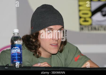 19 février 2005 ; San Francisco, CA, États-Unis ; Star of Clerks et star de Jay et Silent Bob, JASON MEWES, a autographié des photos de fans à la convention de bande dessinée WonderCon tenue au Moscone Convention Center. (Crédit image : © Dane Andrew/ZUMA Press Wire) Banque D'Images
